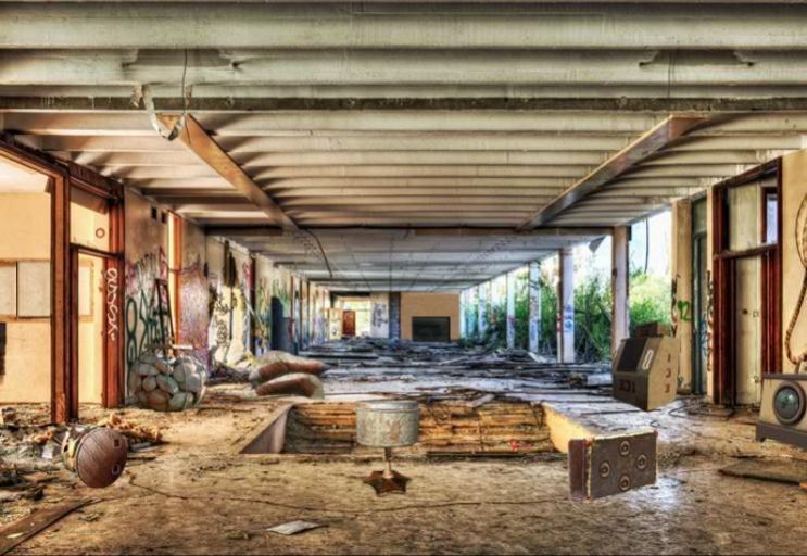 被遗弃的剧院逃生安卓版-图2